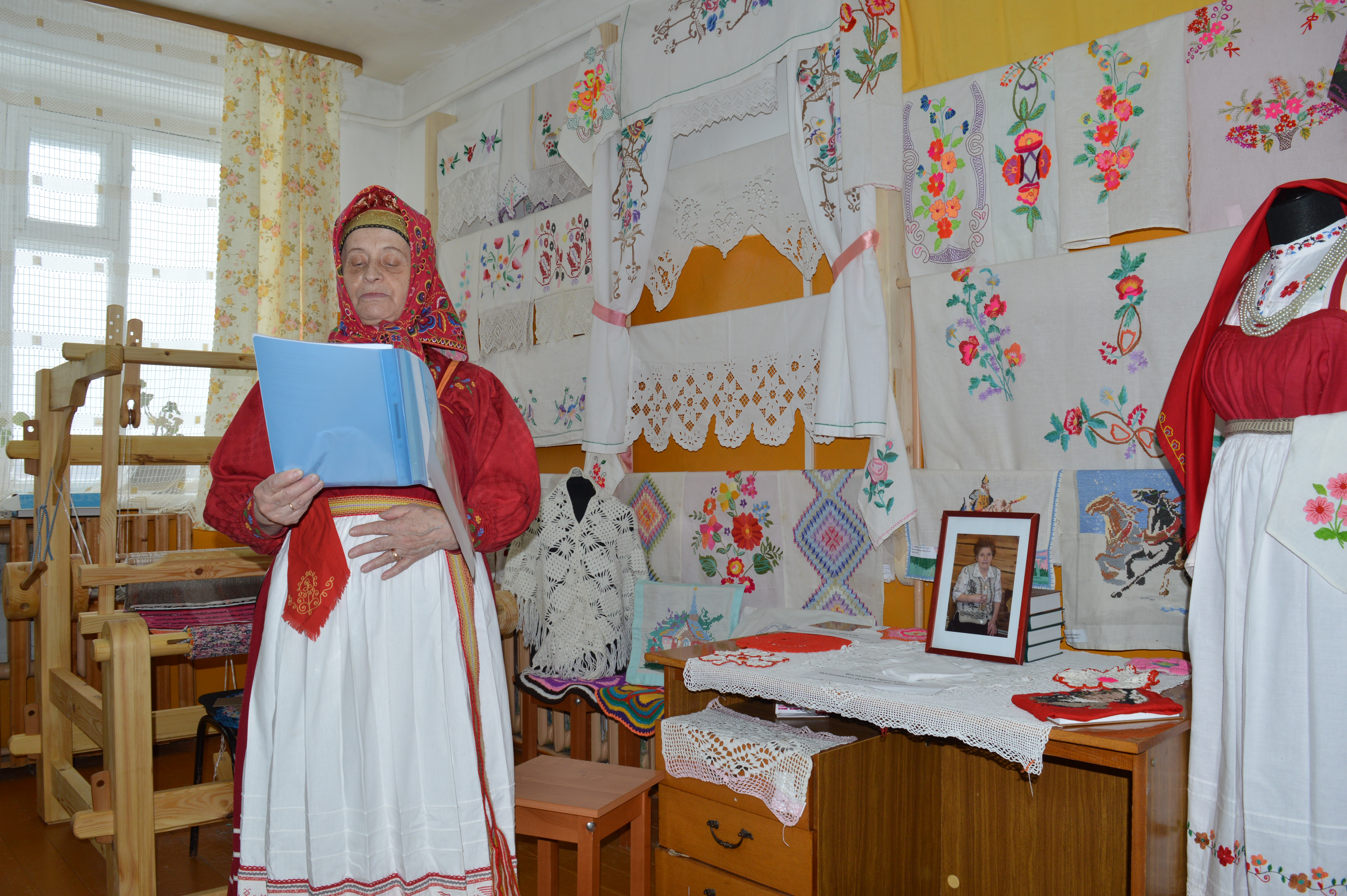 Сегодня в рамках районного фестиваля народного творчества «Поклонимся великим тем годам», посвящённого 80-летию Победы в Великой Отечественной войне 1941-1945 года, прошло открытие выставки «Цветы бабушки Лизы»..