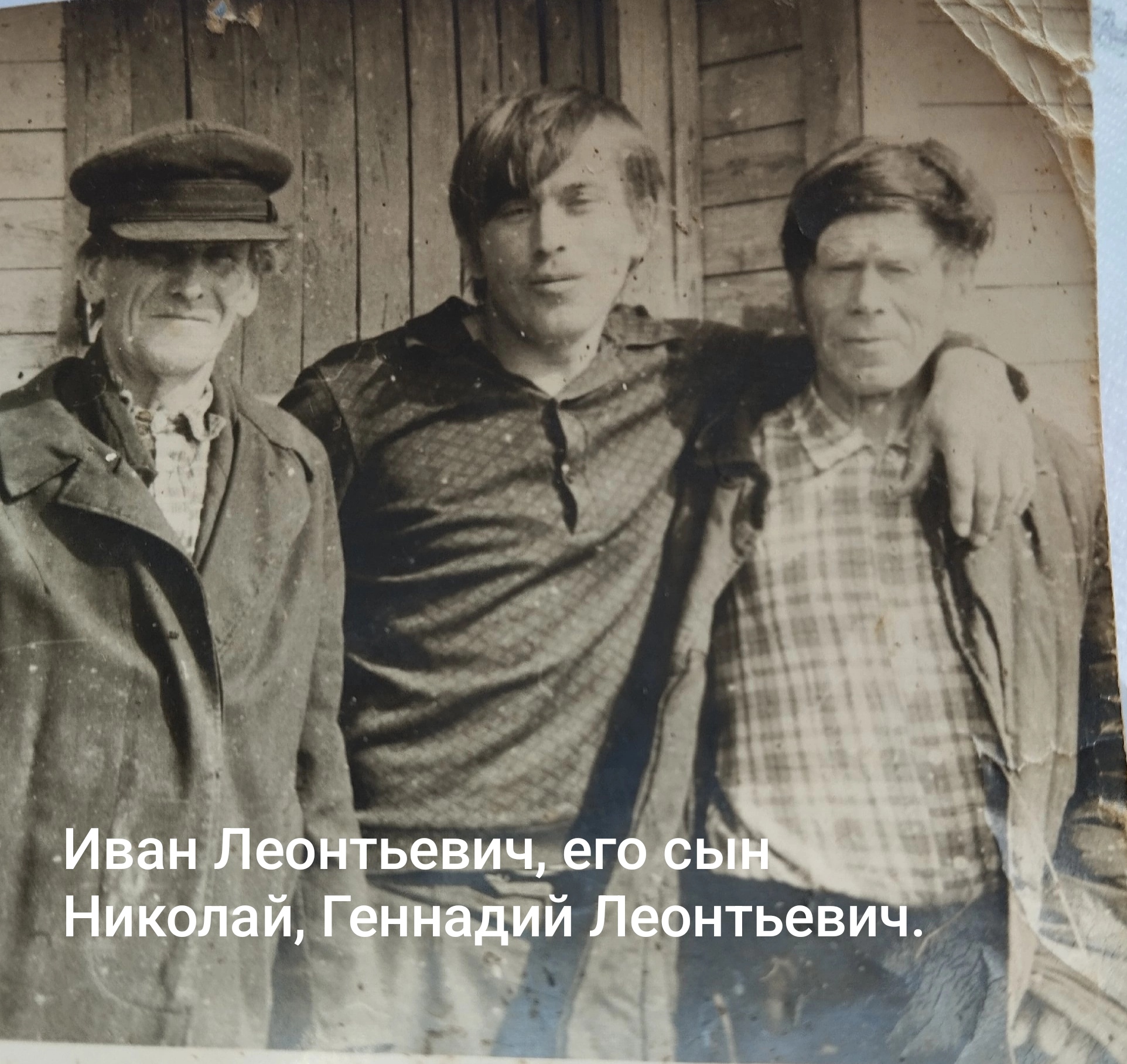 Время. Не щадит оно нас, предавая забвению людей, знакомых и близких. Но появилась надежда: по документам сайтов Победы, фото и скупым архивным данным восстановить, попробовать восстановить жизненный путь человека. Найти его след на земле. Иногда, одна за.