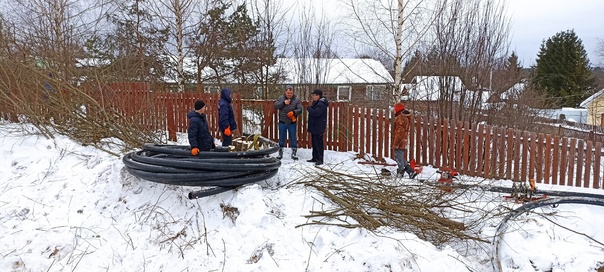 Работники МП &quot;Водоканал&quot; ведут работы по устранению аварии на водопроводных сетях по улице Трудовая в селе Нюксеница..