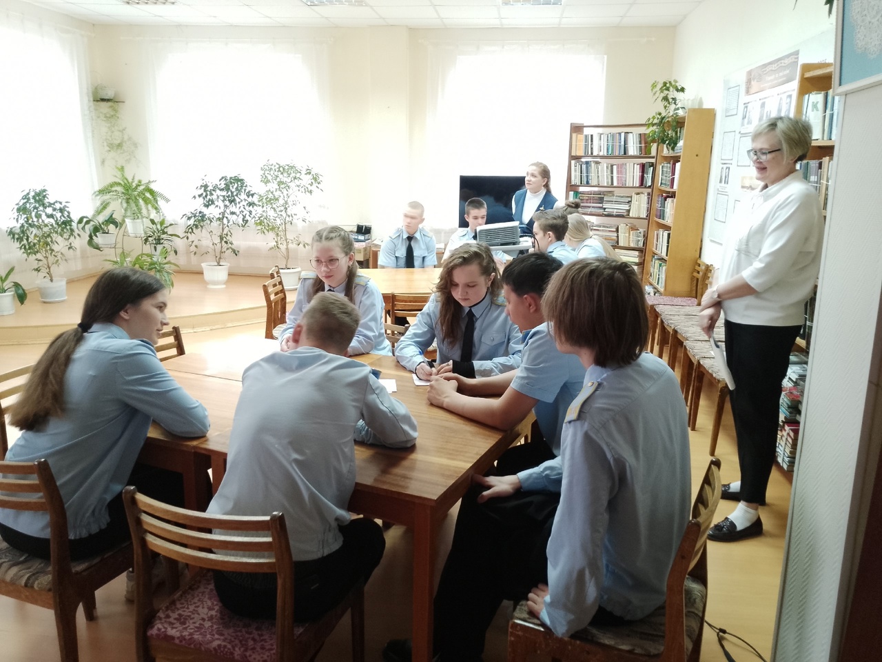 В преддверии Дня Земли в Нюксенской центральной библиотеке для учащихся 9 &quot;А&quot; класса прошла увлекательная интеллектуальная игра «День Земли». Ребята с энтузиазмом отвечали на вопросы, пополняя копилку своей команды баллами. Вопросы охватывали широкий спек.