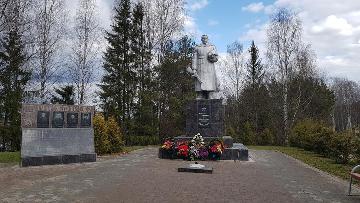 Памятник &amp;quot;Воинам-землякам от благодарных нюксян&amp;quot;.