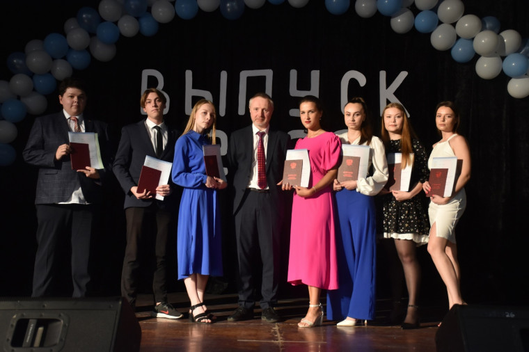 В Вологодском государственном университете вручили дипломы выпускникам кафедры городского кадастра и геодезии. В Вологодском государственном университете вручили дипломы выпускникам кафедры городского кадастра и геодезии.