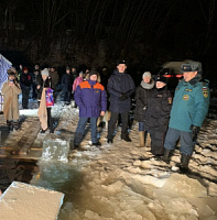 В ночь с 18.01 на 19.01.2023 года член общественного совета при ОМВД России по Нюксенскому району Елена Седякина принимала участие в охране общественного порядка в с. Нюксеница с сотрудниками полиции, где проходили Крещенские купания. В ночь с 18.01 на 19.01.2023 года член общественного совета при ОМВД России по Нюксенскому району Елена Седякина принимала участие в охране общественного порядка в с. Нюксеница с сотрудниками полиции, где проходили Крещенские купания.