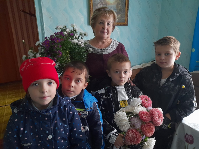 Библиотекарь с детьми поселка Копылово посетили учителей, которые находятся на заслуженном отдыхе.. Библиотекарь с детьми поселка Копылово посетили учителей, которые находятся на заслуженном отдыхе..