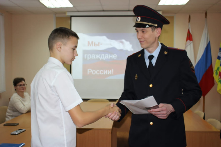 Вручение паспортов. Вручение паспортов.