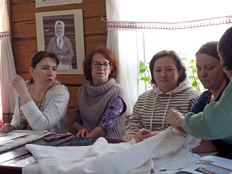 Участие сотрудников Нюксенского ЦТНК в установочном семинаре по пошиву традиционных скатертей и традиционного народного костюма в рамках проекта «Времен связующая нить».. Участие сотрудников Нюксенского ЦТНК в установочном семинаре по пошиву традиционных скатертей и традиционного народного костюма в рамках проекта «Времен связующая нить»..