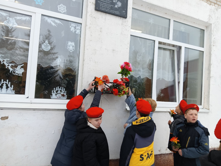 Юнармейскому отряду присвоено имя Михаила Короткого. Юнармейскому отряду присвоено имя Михаила Короткого.