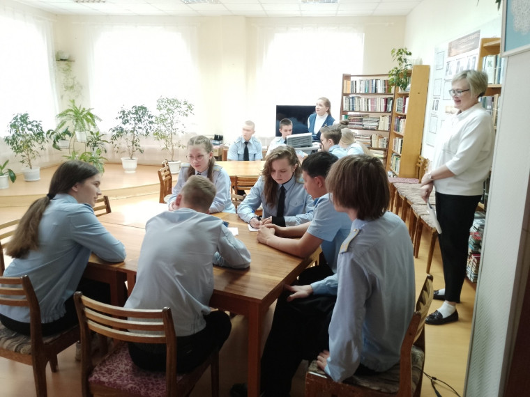 В преддверии Дня Земли в Нюксенской центральной библиотеке для учащихся 9 "А" класса прошла увлекательная интеллектуальная игра «День Земли». Ребята с энтузиазмом отвечали на вопросы, пополняя копилку своей команды баллами. Вопросы охватывали широкий спек. В преддверии Дня Земли в Нюксенской центральной библиотеке для учащихся 9 "А" класса прошла увлекательная интеллектуальная игра «День Земли». Ребята с энтузиазмом отвечали на вопросы, пополняя копилку своей команды баллами. Вопросы охватывали широкий спек.