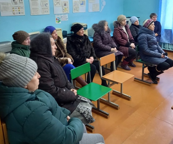 Сегодня совместно с начальником управления образования Татьяной Согриной и заместителем главы администрации округа Еленой Антюфеевой встретился с родителями в школе в поселке Копылово.. Сегодня совместно с начальником управления образования Татьяной Согриной и заместителем главы администрации округа Еленой Антюфеевой встретился с родителями в школе в поселке Копылово..