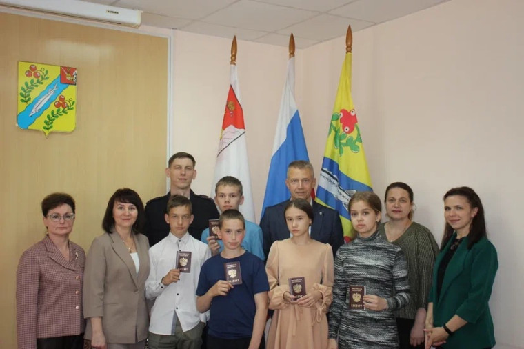 Вручение паспортов. Вручение паспортов.
