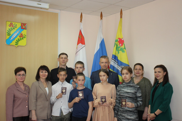 Вручение паспортов. Вручение паспортов.