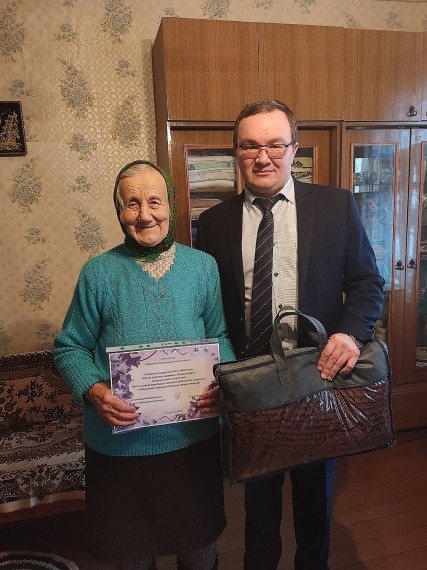 Сегодня вместе с директором клуба Ниной Ивановной Рожиной поздравил с 90-летием жителя поселка Матвеево Александру Изосимовну Шабалину.. Сегодня вместе с директором клуба Ниной Ивановной Рожиной поздравил с 90-летием жителя поселка Матвеево Александру Изосимовну Шабалину..
